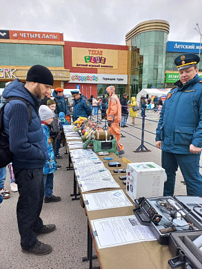 У ТЦ «Ясень» в Иванове развернули лагерь с техникой МЧС и полевой кухней