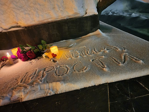 Цветы в память о Навальном* появились у памятника борцам Революции в Иванове