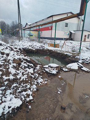 «Можно рыбу запускать». В Колобове после ремонта остался котлован с водой