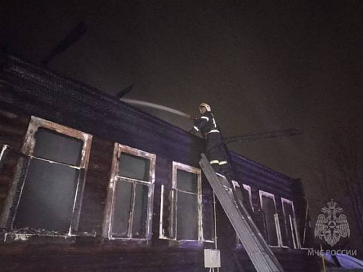 В Ивановской области горящий дом тушили пожарные и соседи 