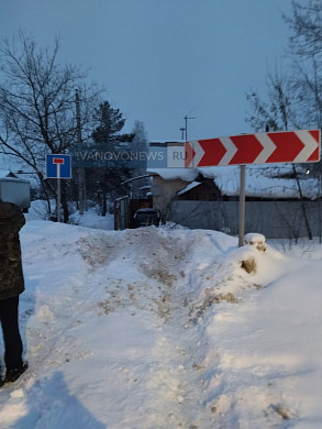  В Иванове машина снесла забор и въехала во двор жилого дома 