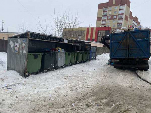  В Иванове вывозить отходы с переполненной контейнерной площадки пришлось управляющей компании 