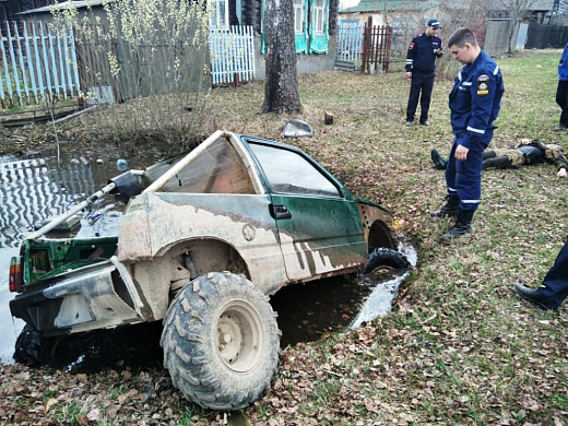 В Ивановской области водитель тюнингованной «Оки» утонул в маленьком пруду