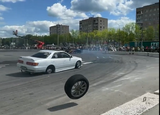 На ивановском чемпионате по дрифту у машины отлетело колесо 