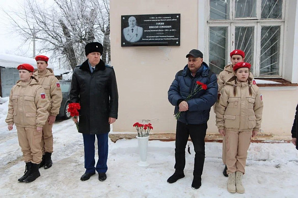 В Юже установили мемориальную доску экс-прокурору Николаю Гамзину