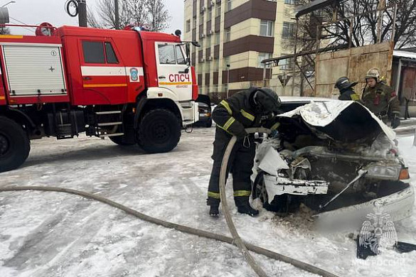 В Иванове машина влетела в столб и загорелась