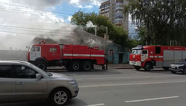  Днем в Иванове сгорел частный дом на оживленном перекрестке 