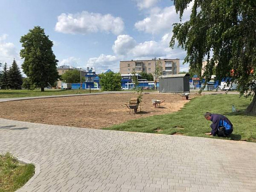  В Иванове за мемориалом Героям фронта и тыла начали перестилать газон 