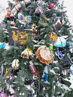 Новогодние елки в Ивановской области украсили игрушками по мотивам народных промыслов