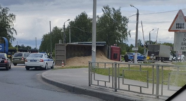 В Иванове на ж/д переезде перевернулся груженный песком самосвал