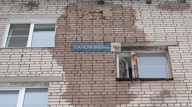Жители дома в Бакинском проезде боятся: на голову детям могут упасть кирпичи
