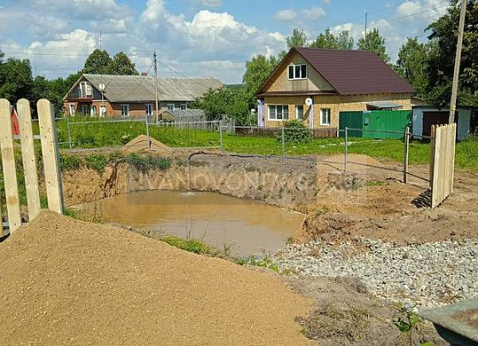  Сухой пожарный пруд в Фурмановском районе заполняют водой из речки 
