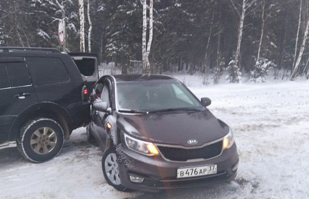 У северного аэродрома &amp;quot;Киа&amp;quot; влетела в &amp;quot;Мицубиси&amp;quot;, зажав потерпевшего между автомобилями