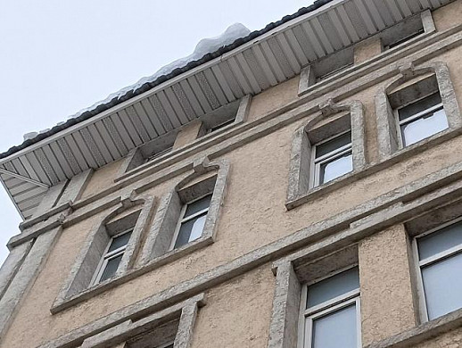 На ул. Карла Маркса в Иванове упали с крыши глыбы льда