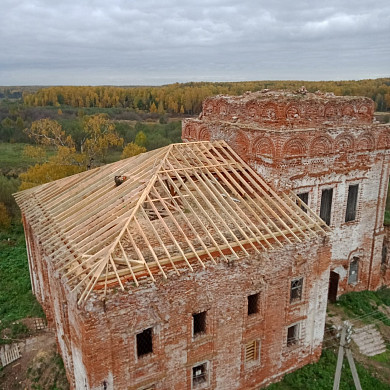 На старинном храме в селе Воскресенское установили крест