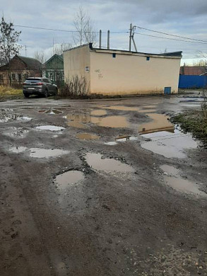 Жители дома на ул. Новосельской не могут пройти к подъезду