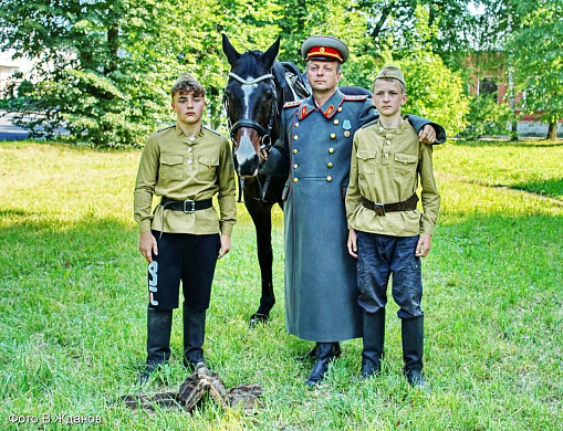 В Ивановской области «собирают памятник» из живых людей и коня