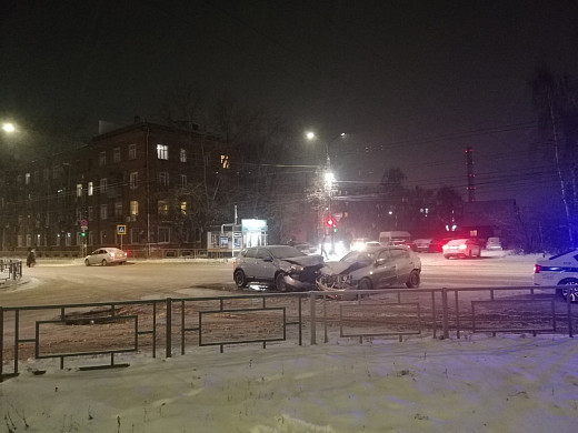 Два человека пострадали в жестком столкновении «Ниссанов» в Иванове