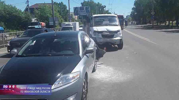 В Иванове грузовик смял легковушку