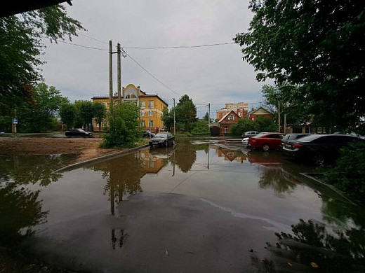 На улице Московской в Иванове вода размывает фундаменты домов