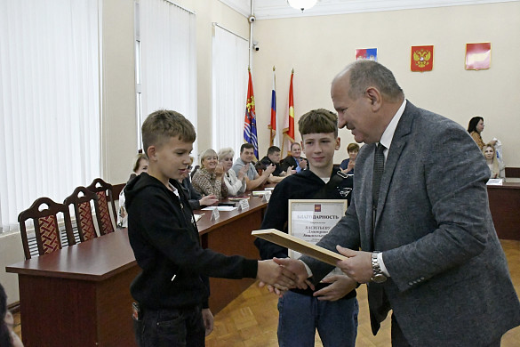 В Шуе наградили двух школьников за спасение женщины