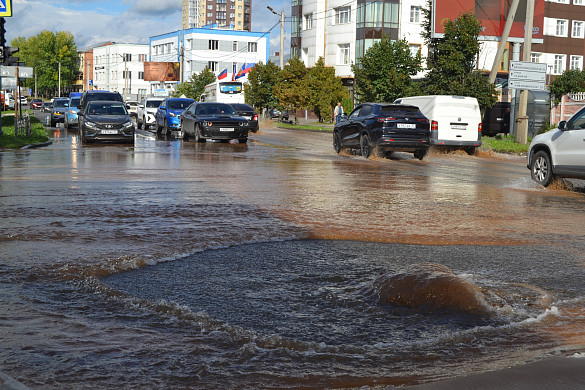  В Иванове затопило перекресток улиц Бубнова и Смирнова 