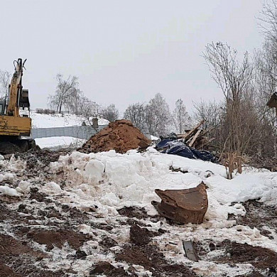 Береговая территория Волги в Плесе превращается в свалку