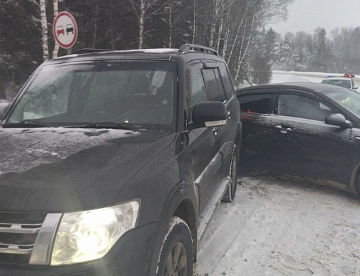 У северного аэродрома &amp;quot;Киа&amp;quot; влетела в &amp;quot;Мицубиси&amp;quot;, зажав потерпевшего между автомобилями