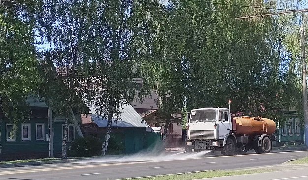  Чтобы избежать деформации покрытия, в Иванове днем и ночью поливают дороги 