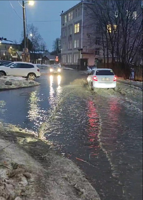 Зимой на улице Московской в Иванове образовалось море
