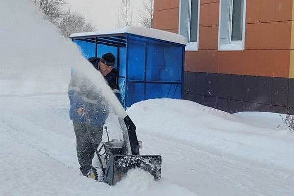  В Иванове половина школ города убирает снег шнекороторами 