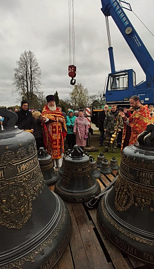В Заволжском районе освятили и подняли на колокольню новую звонницу