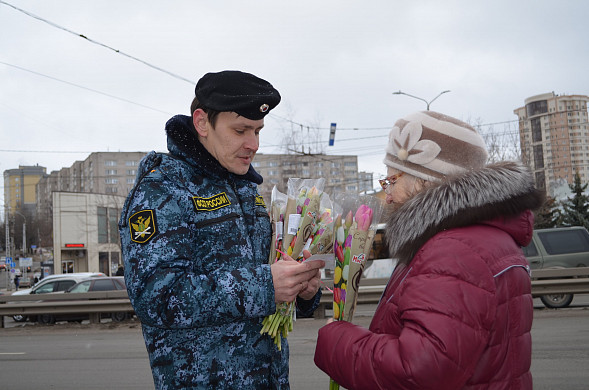  В Иванове судебные приставы на улицах города поздравляли женщин 