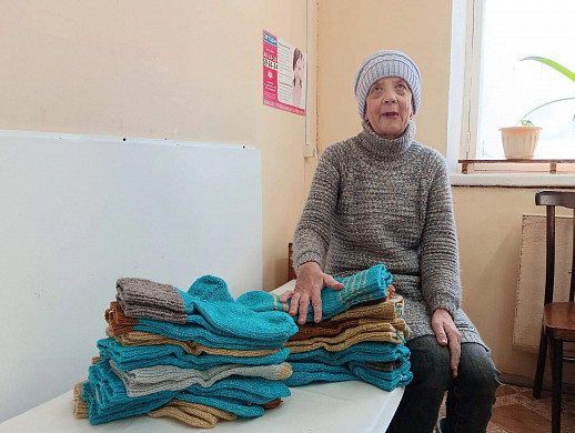 Фельдшер из Лухского района несколько лет вяжет носки для участников СВО
