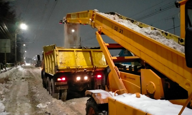 В Иванове коммунальщики вывозят снег с мест подтопления