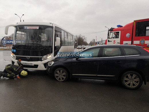 В Иванове столкнулись автобус с пассажирами и легковушка 