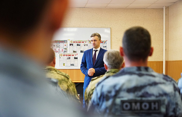 Станислав Воскресенский встретился с росгвардейцами, вернувшимися из Украины