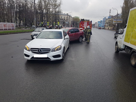В Иванове на улице Лежневской столкнулись 4 автомобиля