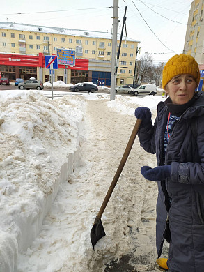  На борьбу со снегом на площадь Победы вышла пожилая женщина 