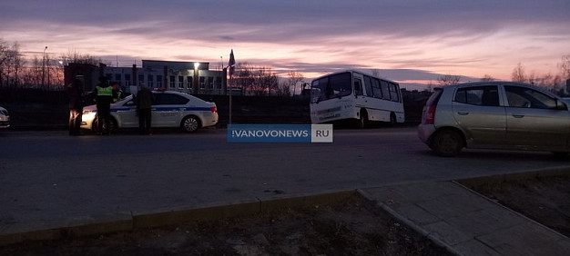 В Иванове пассажирский автобус свалился в канаву