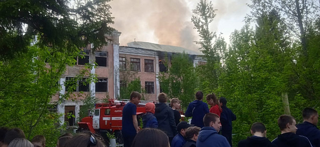 В Ивановской области горела заброшенная школа 