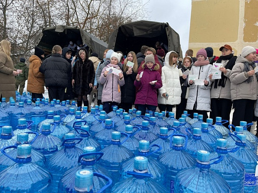  Школьники 22-го лицея отправили 10 тысяч литров воды в зону СВО 
