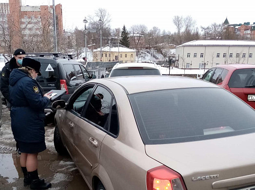 Ивановские приставы начали арестовывать машины на парковках