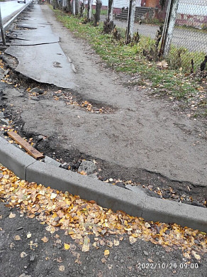 Из-за ремонта дороги в Иванове в школу и детский сад приходится идти по раскуроченным тротуарам