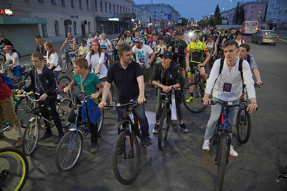 Более 4000 велосипедистов поздно вечером проехали по Иванову 13 километров