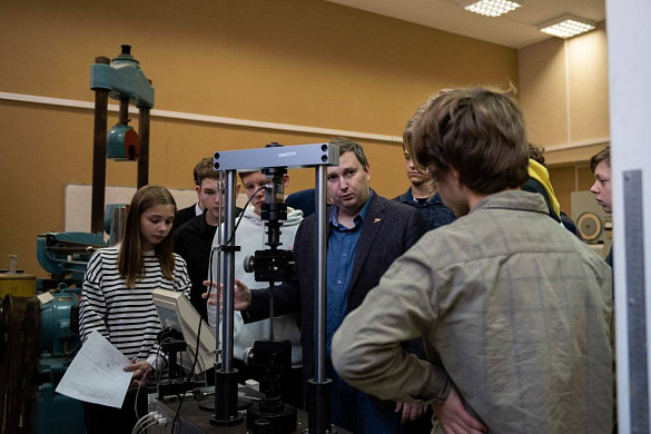 Десятиклассников региона начали учить настраивать роботизированные системы