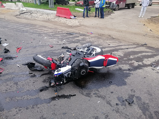 В Иванове байкер врезался во внедорожник