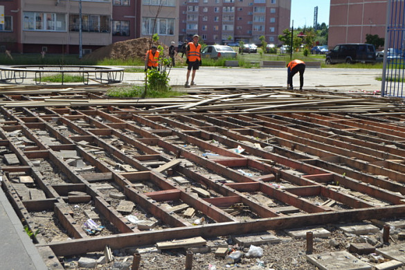 В Московском микрорайоне приступили к замене террасной доски 