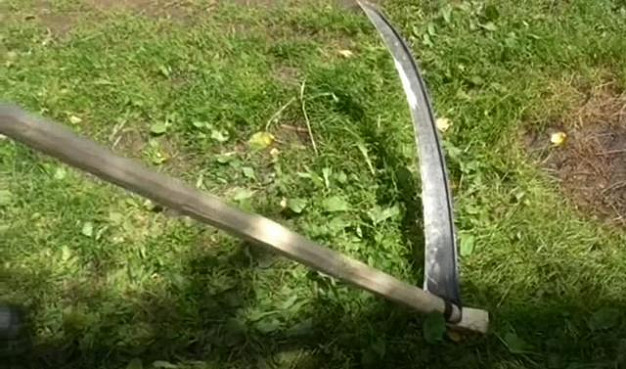 В поселке Савино мужчина с косой напал на приятеля