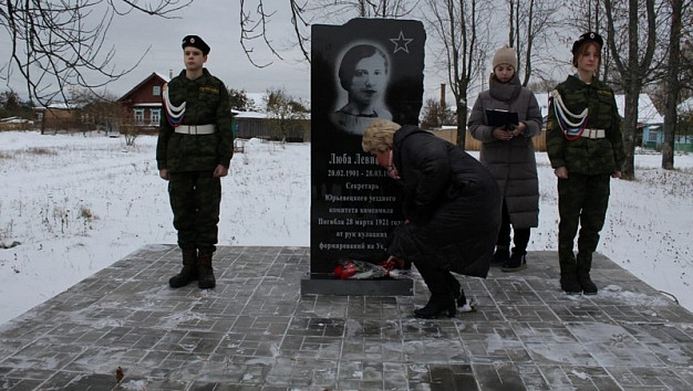 На Глазовой горе в Юрьевце установили памятник Любе Левиковой